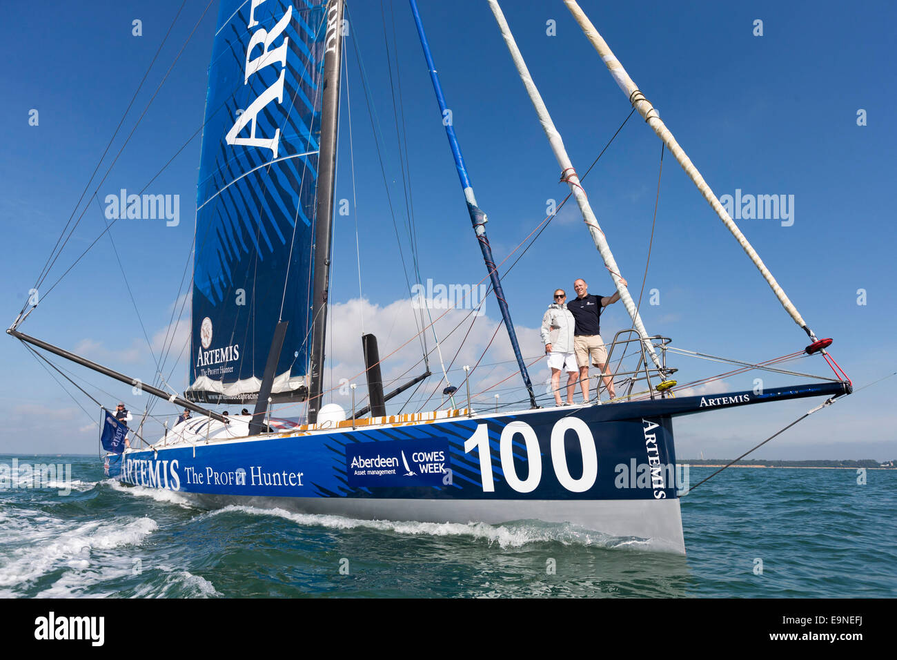 Zara Phillips e Mike Tindall sulla prua di Artemis Ocean Racing durante l'Artemis Challenge a Aberdeen Asset Management Cowe Foto Stock