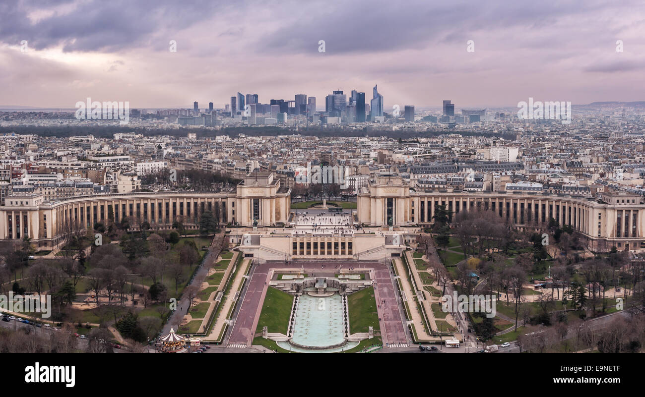 Una vista dalla Torre Eiffel guardando oltre il Trocadero,il Palais de Chaillot e il quartiere degli affari La Defense. Foto Stock