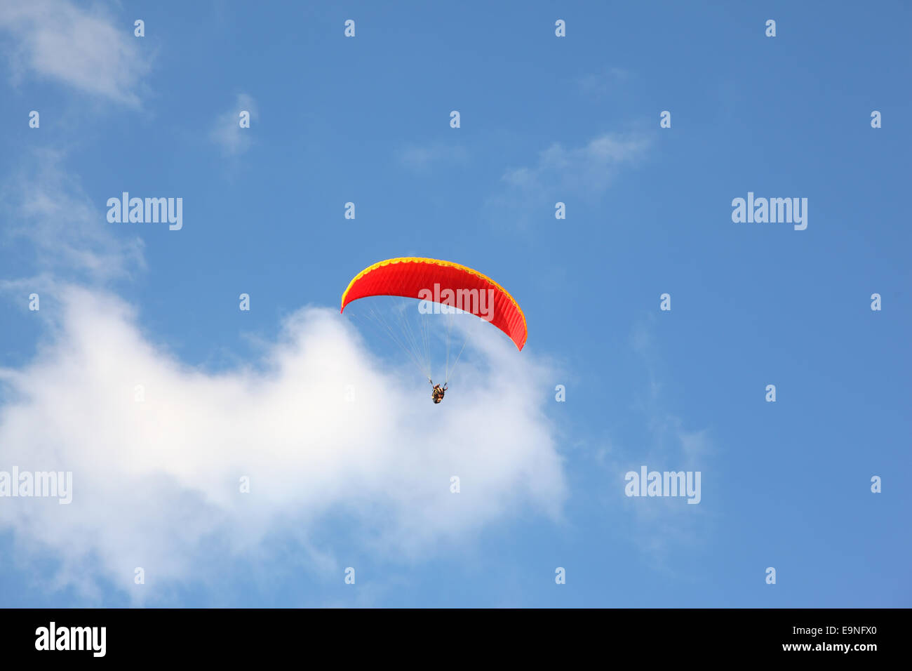 Il paracadute vola nel cielo blu Foto Stock