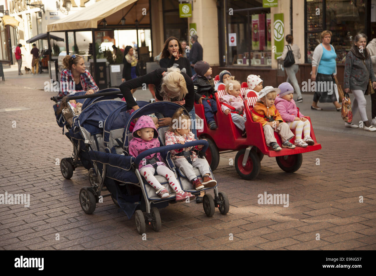 Bambini da un centro per l'infanzia durante una gita con i loro assistenti nella città vecchia a Torun, Polonia. Foto Stock