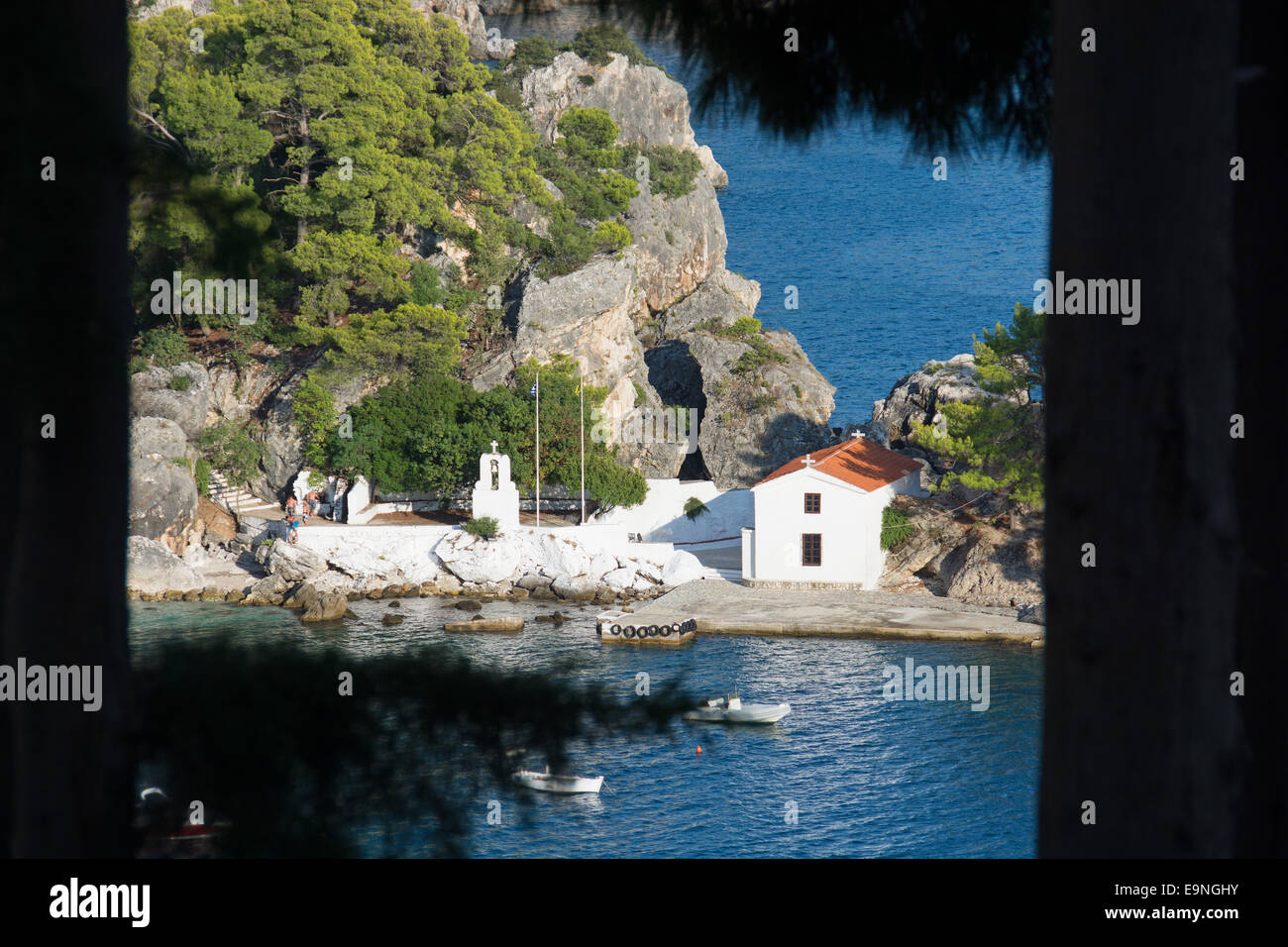 Epiro e Grecia. Una piccola cappella dipinta di bianco sull isola di Panagias in Ormos Parga. 2014. Foto Stock