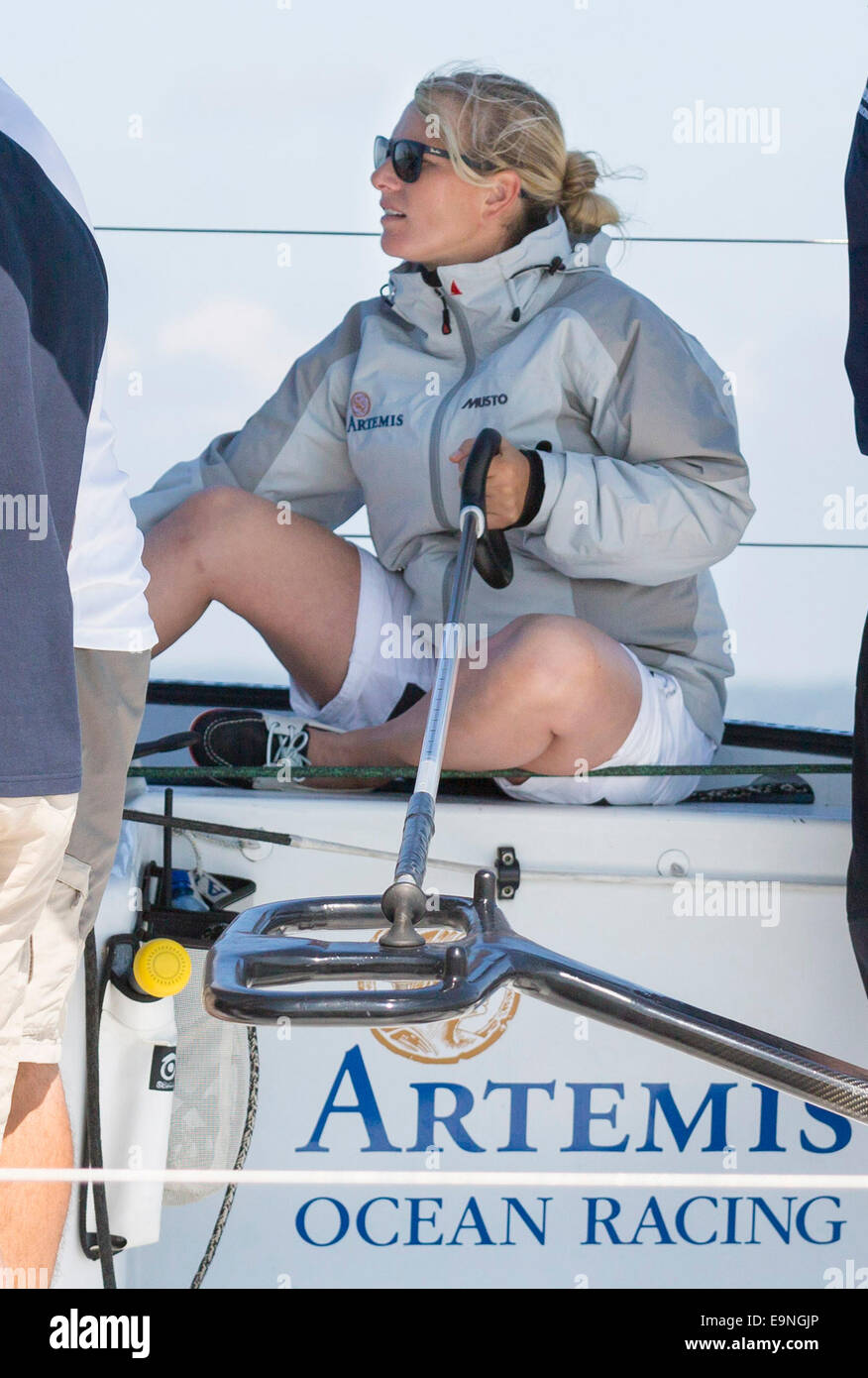 Zara Phillips a bordo di Artemis Ocean Racing durante l'Artemis Challenge a Aberdeen Asset Management Cowes Week Foto Stock