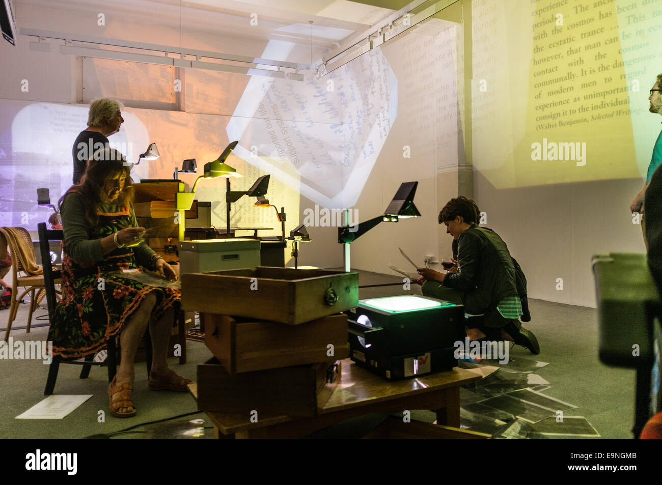 Le persone che ricercano un dottorato postlaurea installazione di arte da Ruben Knutson utilizzando OHP proiettori a soffitto in galleria, Aberystwyth U Foto Stock