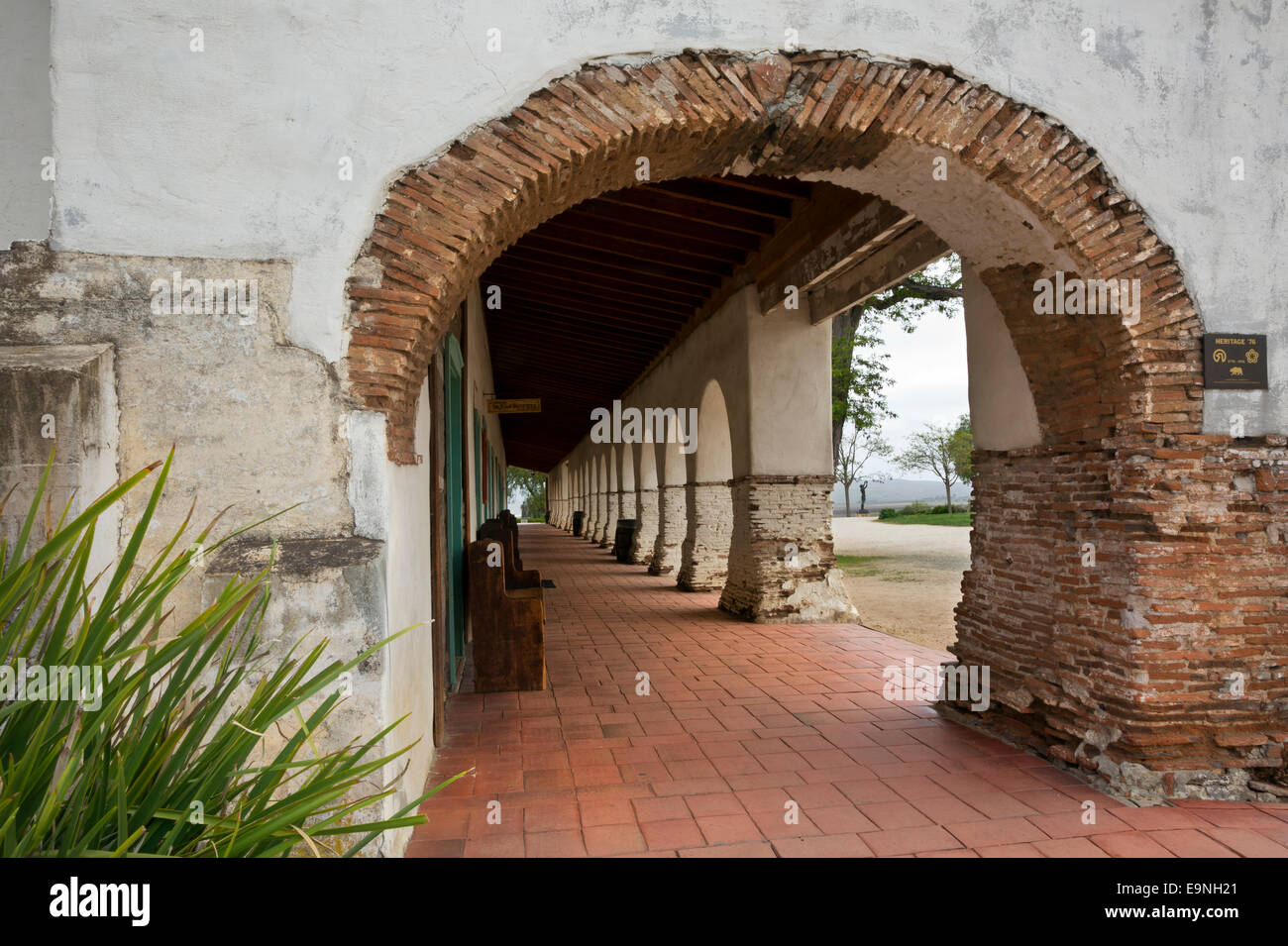 CALIFORNIA - passerella coperta presso la missione di San Juan Bautista al San Juan Bautista State Historic Park vicino Hollister. Foto Stock