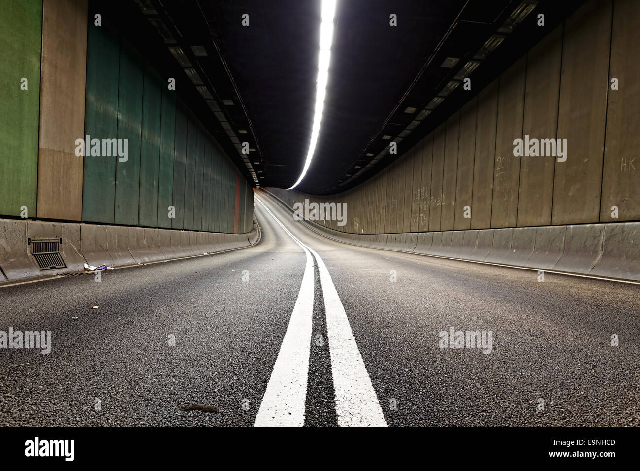 Interno di un tunnel urbano senza traffico in hong kong città moderna di notte Foto Stock