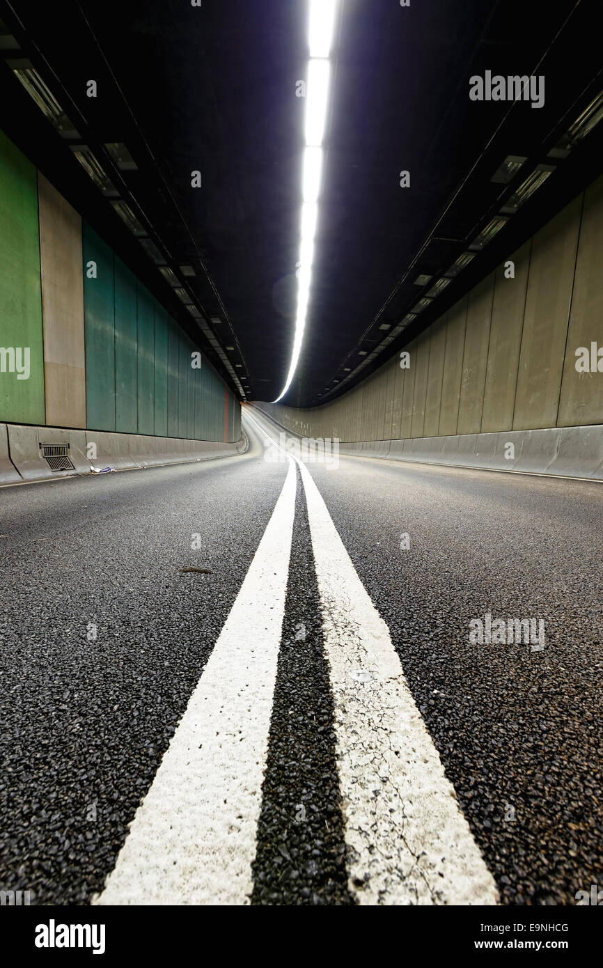 Interno di un tunnel urbano senza traffico in hong kong città moderna di notte Foto Stock