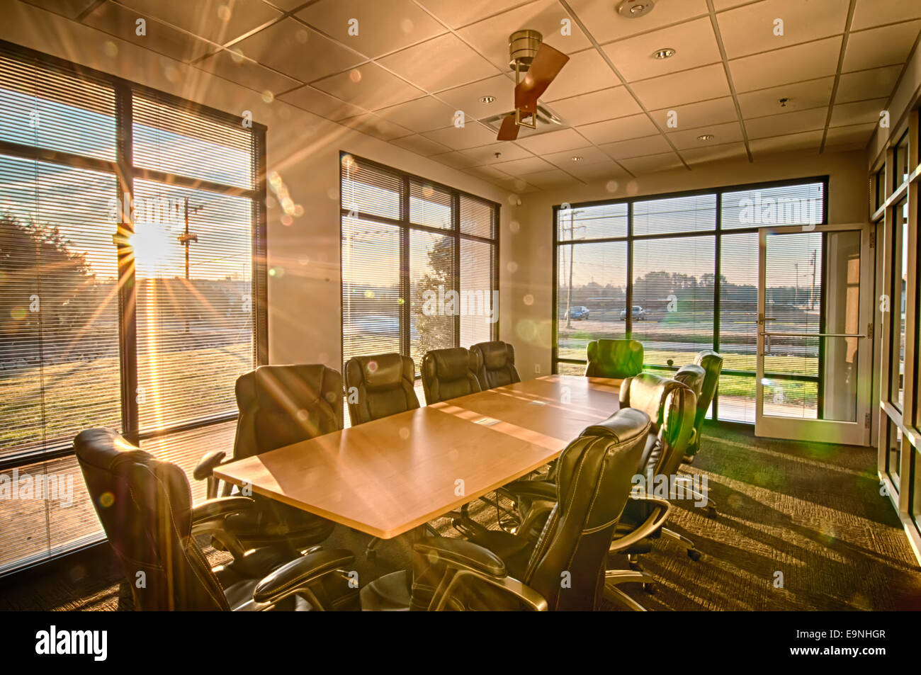 Ben illuminata sala conferenze Foto Stock