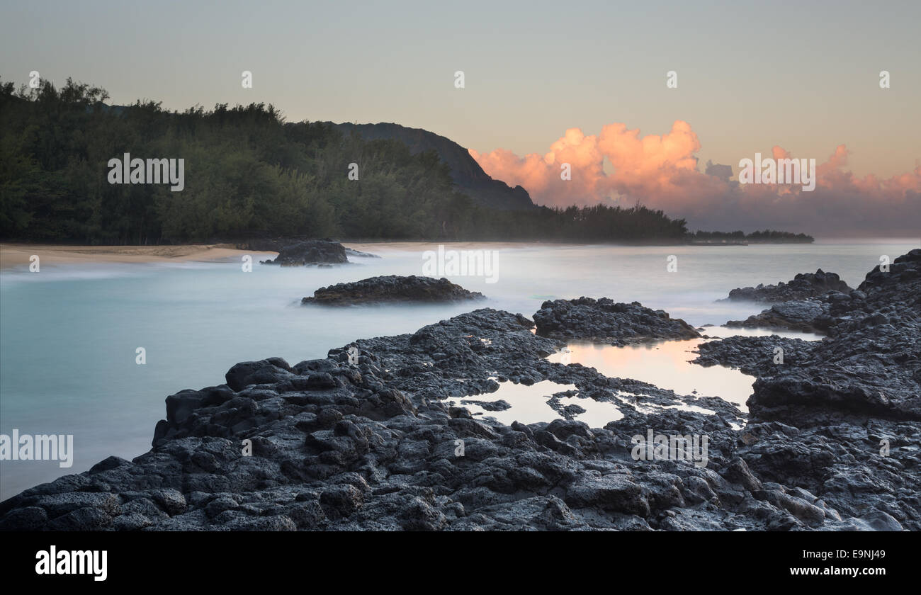 Spiaggia Lumahai Kauai all'alba con rocce Foto Stock