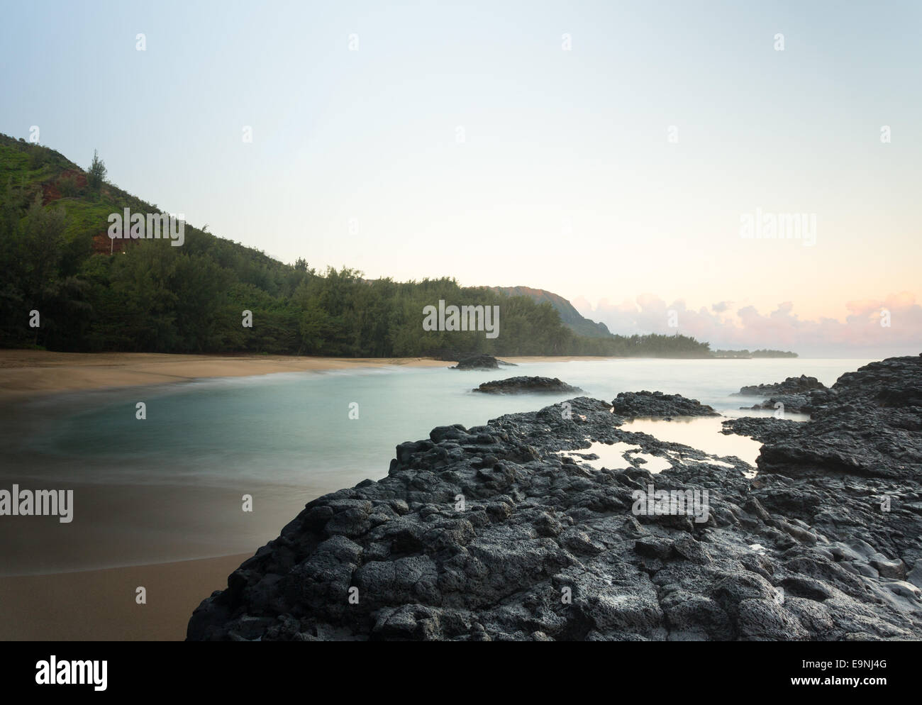 Spiaggia Lumahai Kauai all'alba con rocce Foto Stock