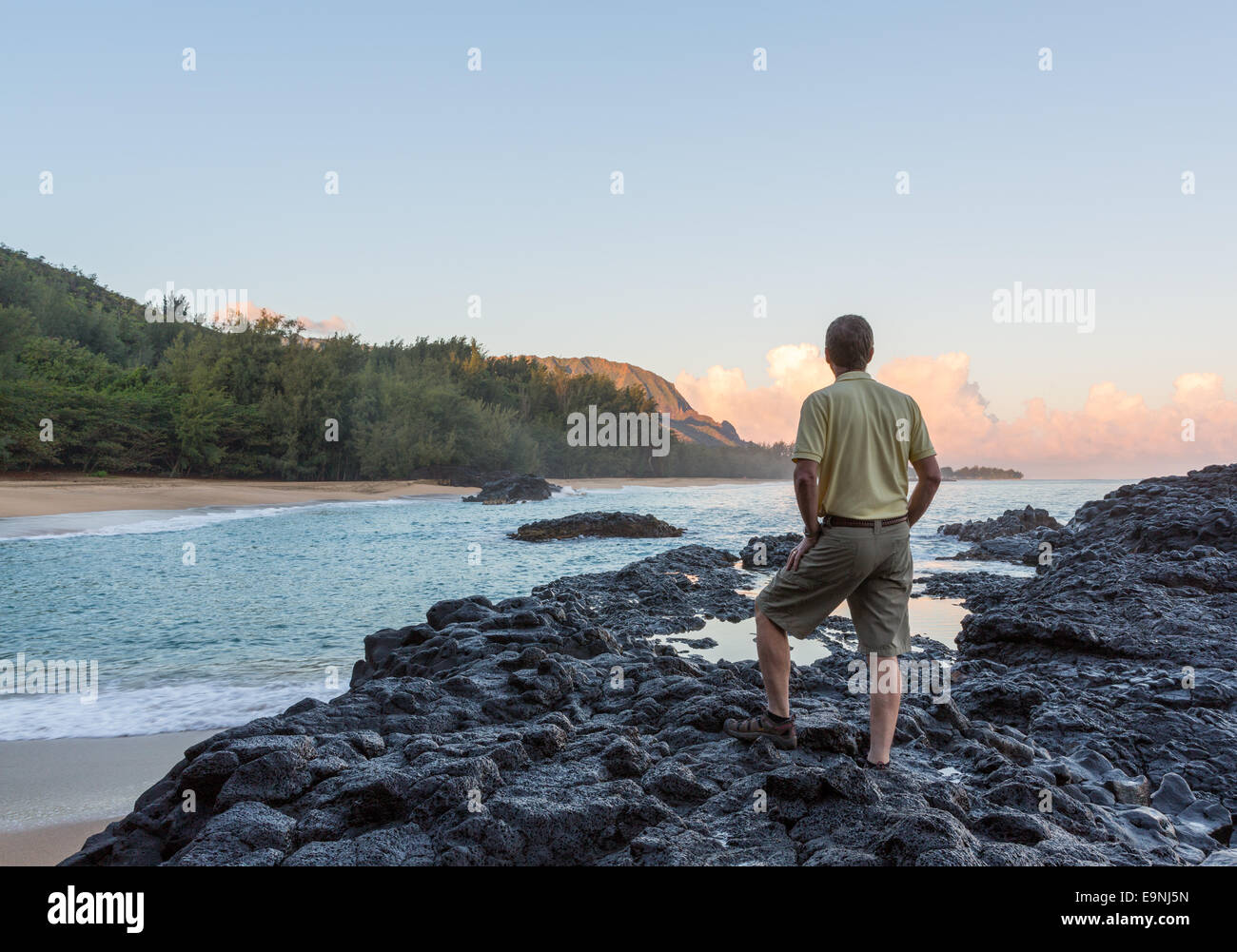Spiaggia Lumahai Kauai all'alba con uomo Foto Stock