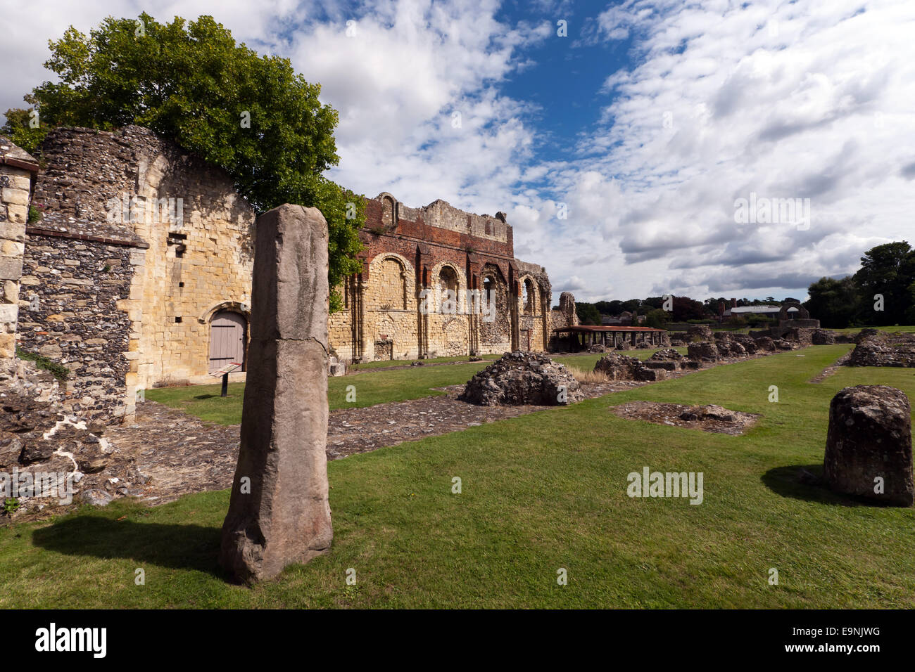 Vista dentro i motivi dei rovinato St Augustine's Abbey, Canterbury Kent. Foto Stock