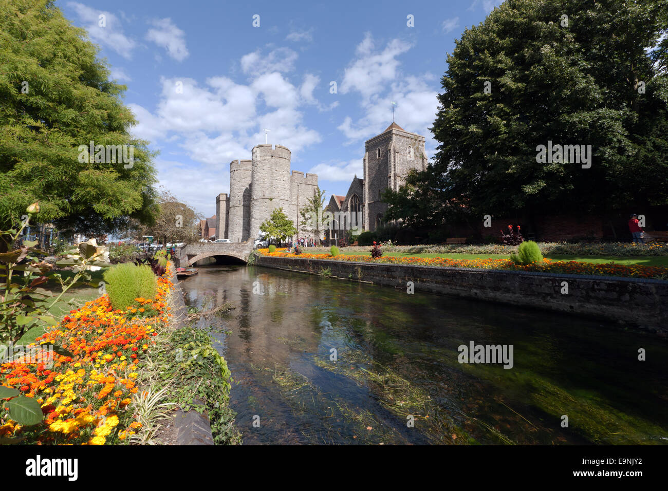 Vista dei giardini Westgate guardando verso Westgate Towers, Canterbury Foto Stock