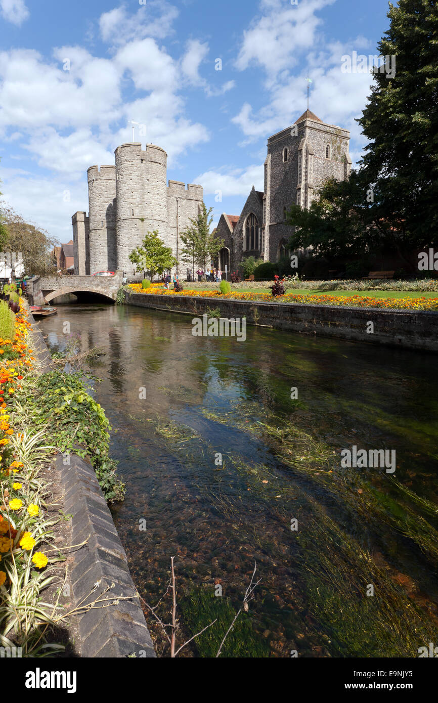 Vista dei giardini Westgate guardando verso Westgate Towers, Canterbury Foto Stock