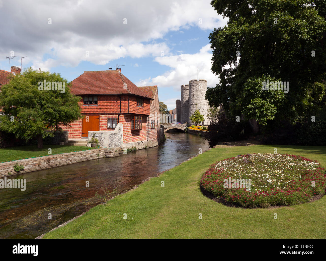 Vista dei giardini Westgate guardando verso Westgate Towers, Canterbury Foto Stock
