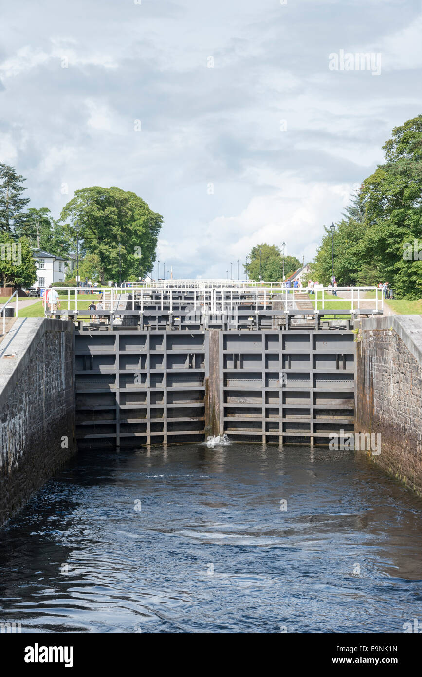Bloccare i cancelli a scala Neptunes una serie di otto blocchi sul Caledonian canal a Banavie Fort William Scozia UK Foto Stock