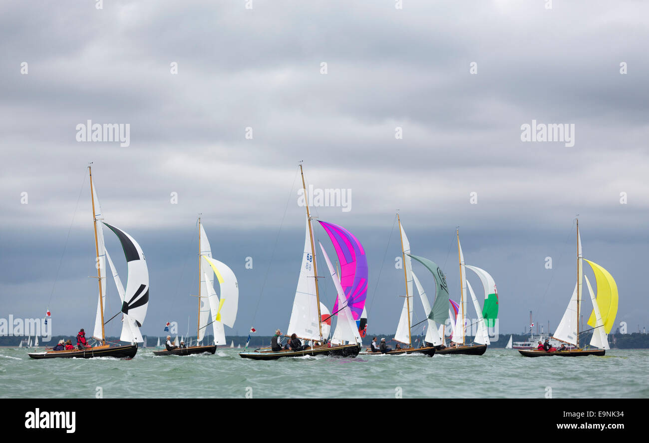 La vittoria di classe regate di flotta Sotto spinnaker durante Aberdeen Asset Management Cowes Week. L'evento ha avuto inizio nel 1826 e giocare Foto Stock