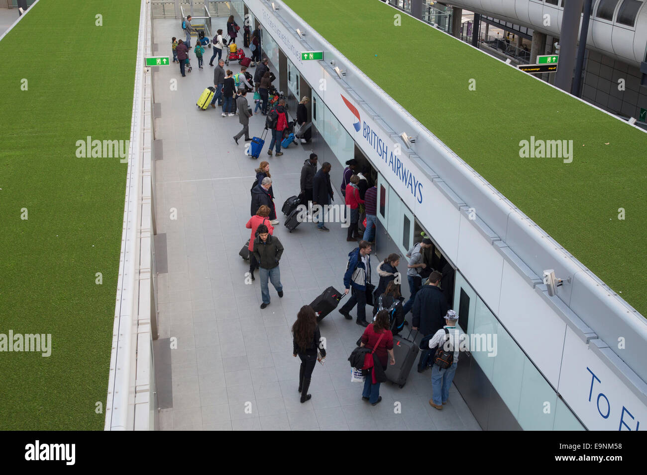 Treno monorotaia piattaforma a Londra Gatwick Airport Terminal Nord. Trasporto al Terminal Sud. Persone in attesa sulla piattaforma. Foto Stock