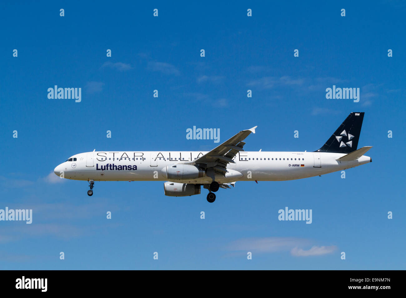 Lufthansa Star Alliance Airbus A321-100 piano, D-AIRW, denominato Heilbronn, per il suo approccio per l'atterraggio all'Aeroporto di Londra Heathrow, England, Regno Unito Foto Stock