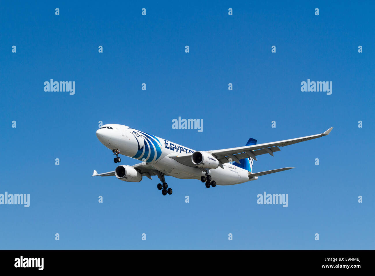 EgyptAir Airbus A320-200 sul suo approccio per lo sbarco a Londra Heathrow, England, Regno Unito Foto Stock