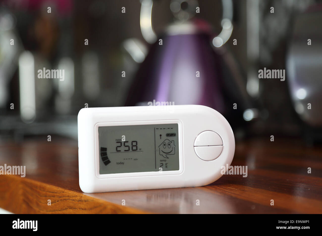 Close-up di una energia elettrica domestica monitor in una cucina che mostrano un basso livello di consumo di energia 2.58Kw Foto Stock
