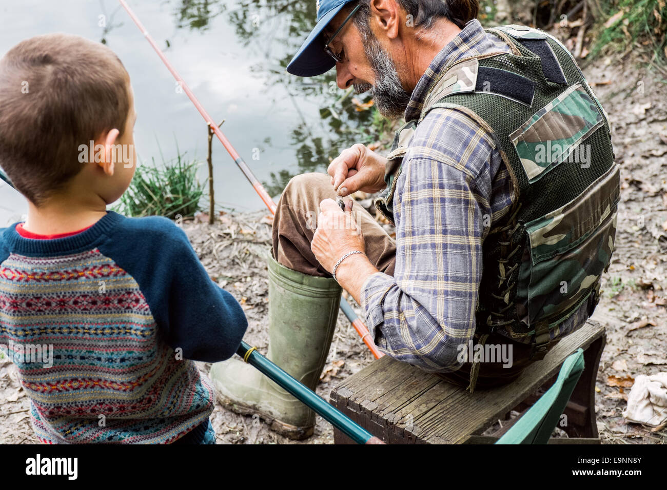 L uomo e il suo nipote la pesca Foto Stock