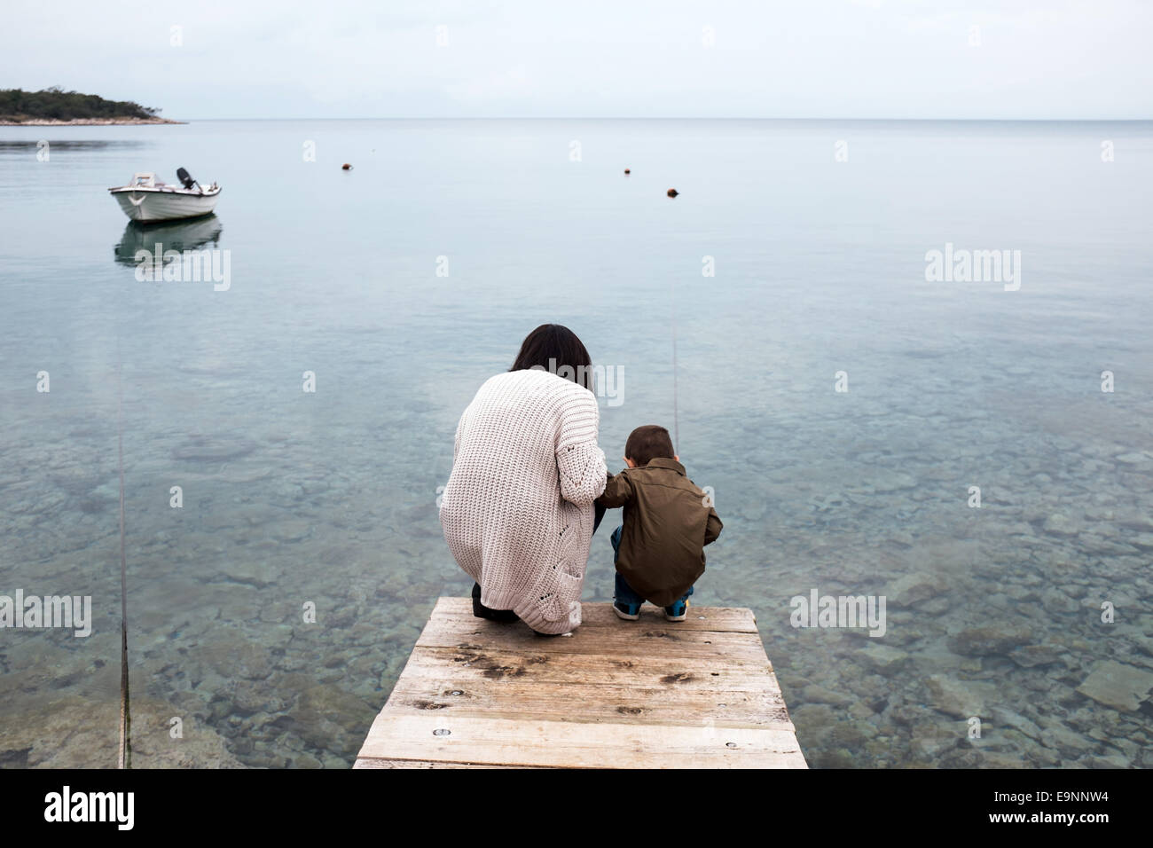 Madre e figlio cercando un pesce Foto Stock