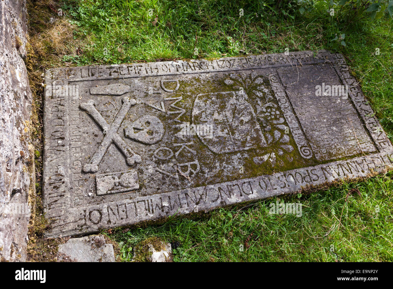 Xviii secolo il cranio e crossbones motivo sulla tomba di una bramma in Kilnaish Sepoltura, Dunmore, Argyll & Bute, Regno Unito Scozia Foto Stock