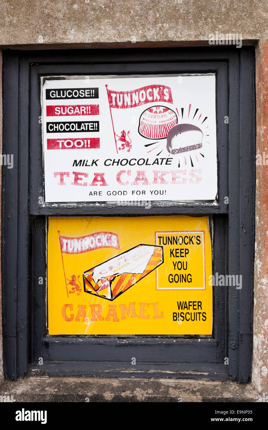 Vecchi messaggi pubblicitari per tè Tunnocks dolci presso Crinan, Knapdale, Argyll & Bute, Regno Unito Scozia Foto Stock