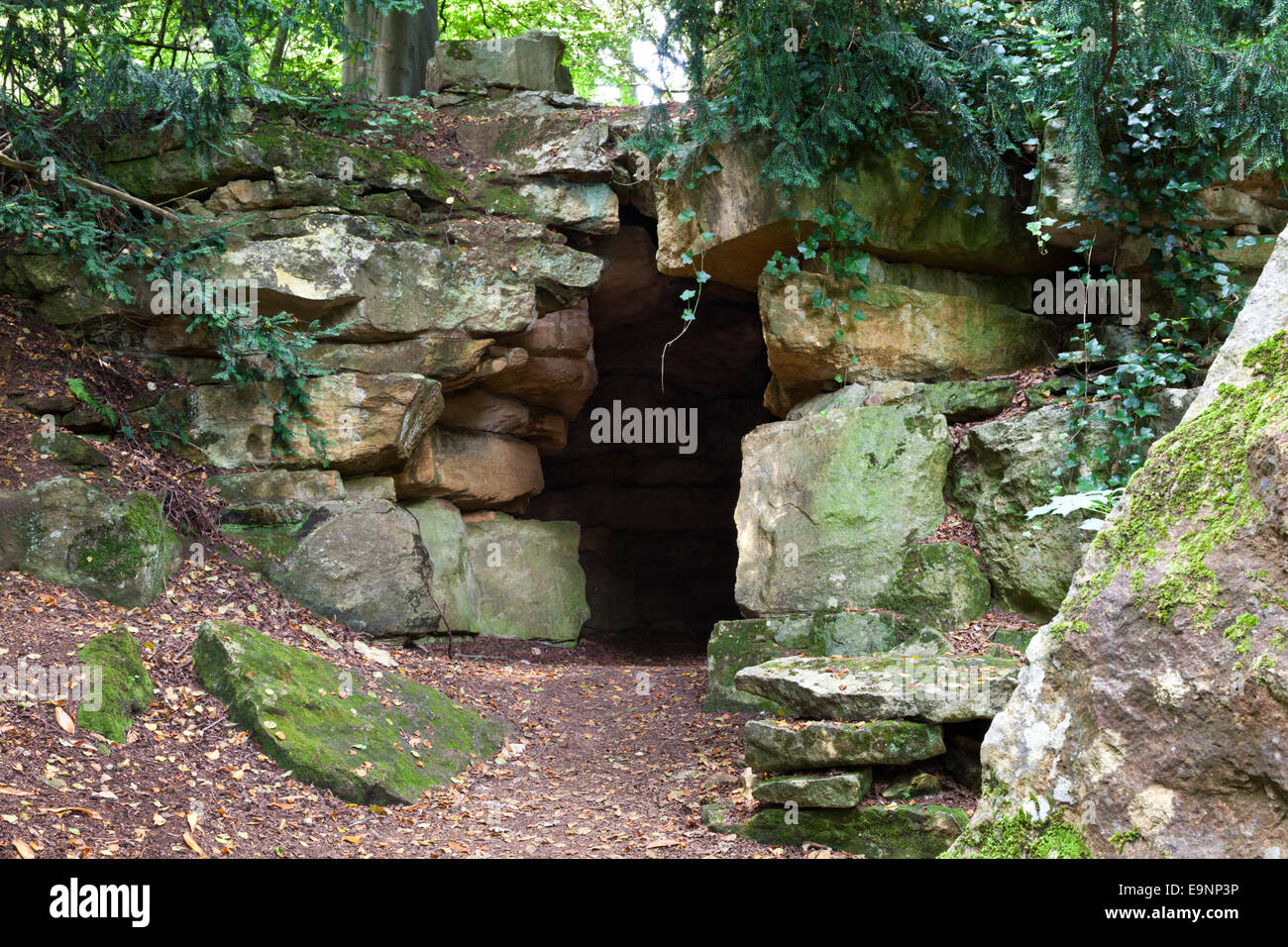 Grotta dell'Eremita a Batsford Park Arboretum nel villaggio Costwold di Batsford, GLOUCESTERSHIRE REGNO UNITO Foto Stock