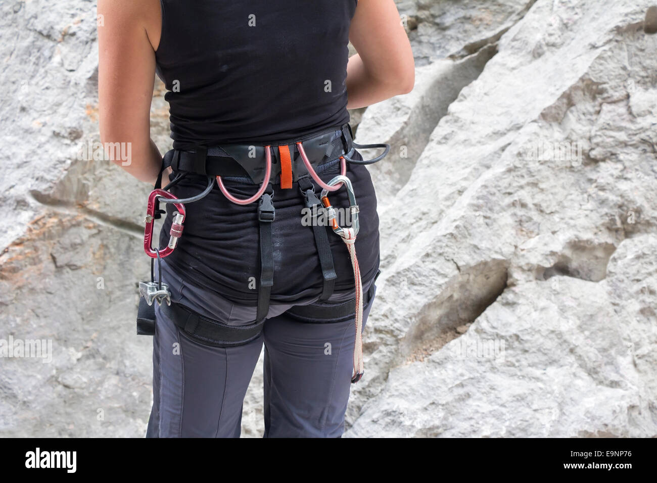 Scalatore con attrezzature per arrampicata su roccia Foto Stock