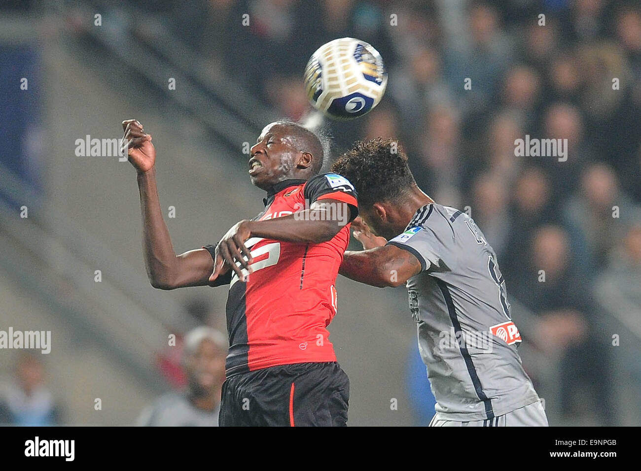 Rennes, Francia. 29 ott 2014. French League Cup Calcio. Rennes rispetto a Marsiglia. Abdoulaye Doucoure (Rennes) e Michy Batshuayi (Marsiglia) battaglia per la sfera attraversata © Azione Sport Plus/Alamy Live News Foto Stock