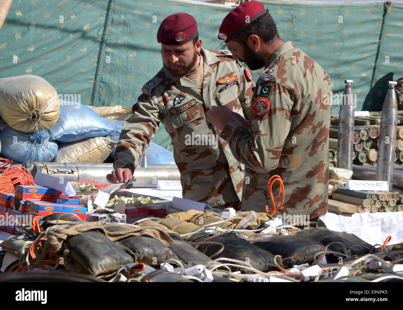 (141030) -- QUETTA, Ottobre 30, 2014 (Xinhua) -- paramilitari Pakistani Frontier Corps ufficiali visualizzare materiali esplosivi, armi e munizioni recuperate durante un'operazione, nel sud-ovest del Pakistan Quetta su Ott. 30, 2014. Corpo di frontiera (FC) sventato un grande offerta di terrore davanti a Ashura a Quetta giovedì dal recupero di cache di grandi dimensioni di armi e di esplosivi compresi suicidio giacche considerando che un abitante afghano è stato anche preso in custodia. (Xinhua/Asad) Foto Stock