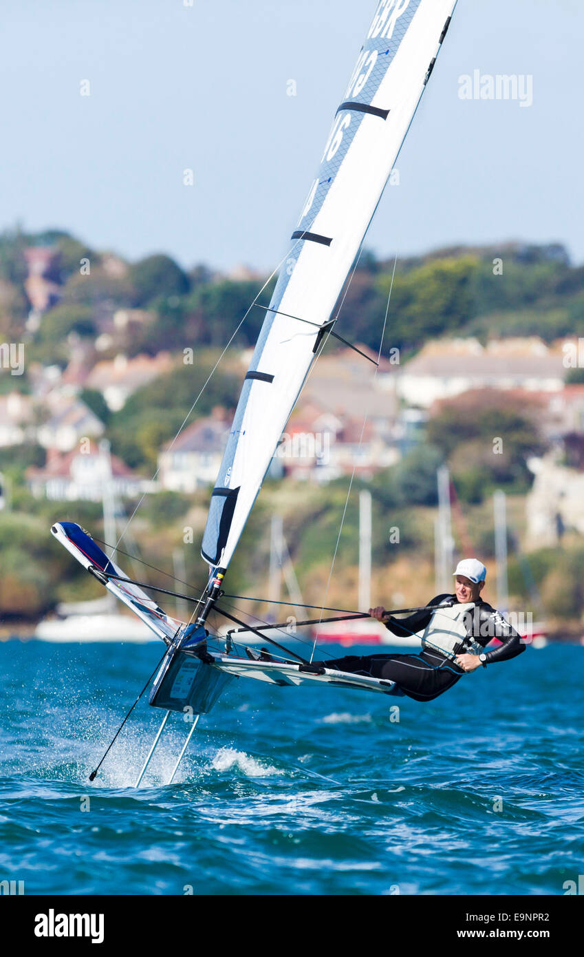 Paul Goodison, ex olimpica Laser e campione del mondo della vela il suo trasferimento a caldo la tignola nel porto di Portland. Foto Stock