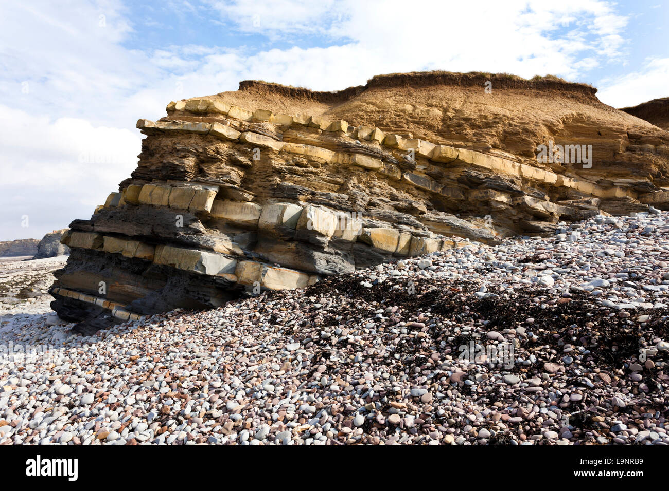 Geological strati di roccia a Kilve Beach, Somerset REGNO UNITO - parte di un grande sito di particolare interesse scientifico (SSSI) Foto Stock