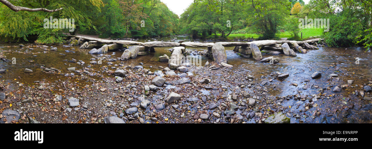 Parco Nazionale di Exmoor - Una vista panoramica della preistoria battaglio ponte di Tarr passi attraverso il Fiume Barle Somerset REGNO UNITO Foto Stock