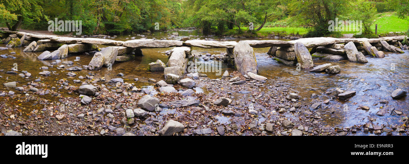Parco Nazionale di Exmoor - Una vista panoramica della preistoria battaglio ponte di Tarr passi attraverso il Fiume Barle Somerset REGNO UNITO Foto Stock