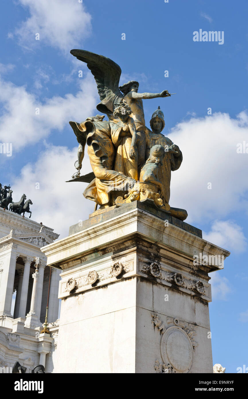 Un enorme scultura eretta al di fuori del Victor Emmanuel II bianco edificio nella città di Roma, Italia. Foto Stock