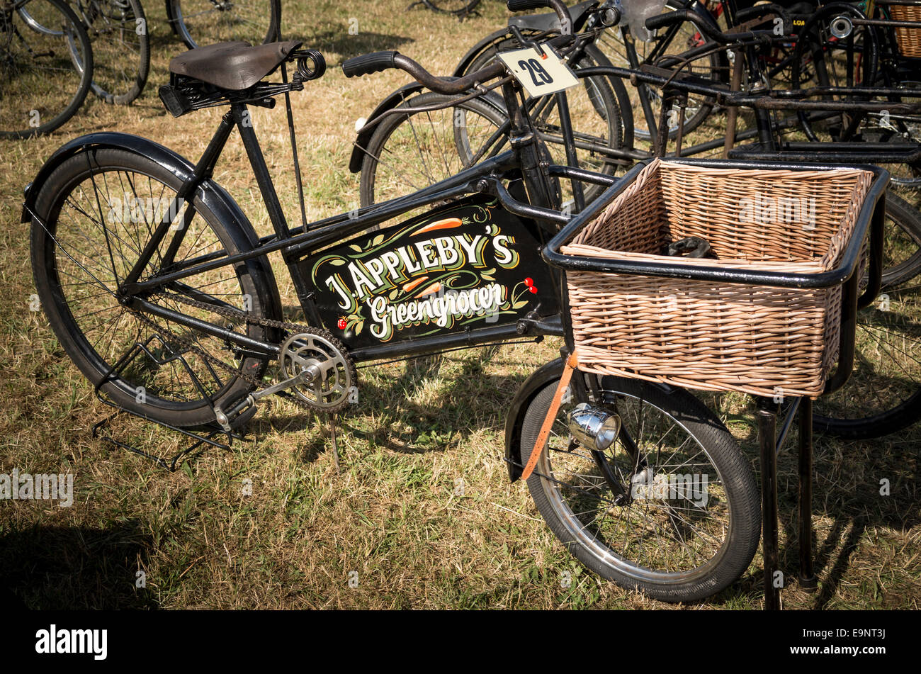 Consegna vecchia bicicletta usata da una drogheria, Foto Stock