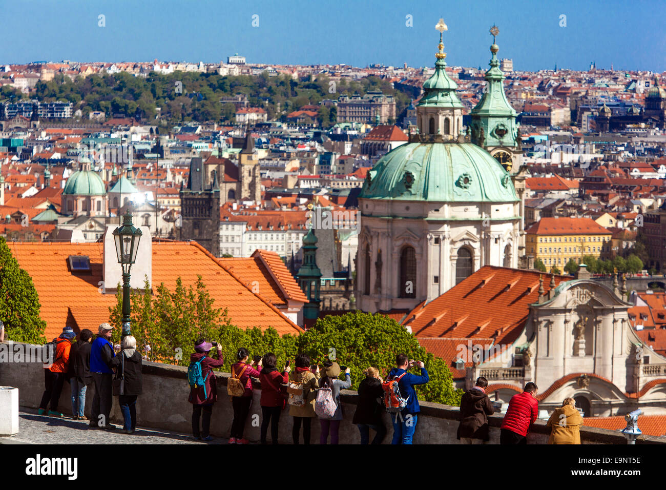 Repubblica Ceca Praga Chiesa di San Nicola Praga Vista della città di Mala strana città minore Praga città panoramica dei tetti del quartiere piccolo Foto Stock