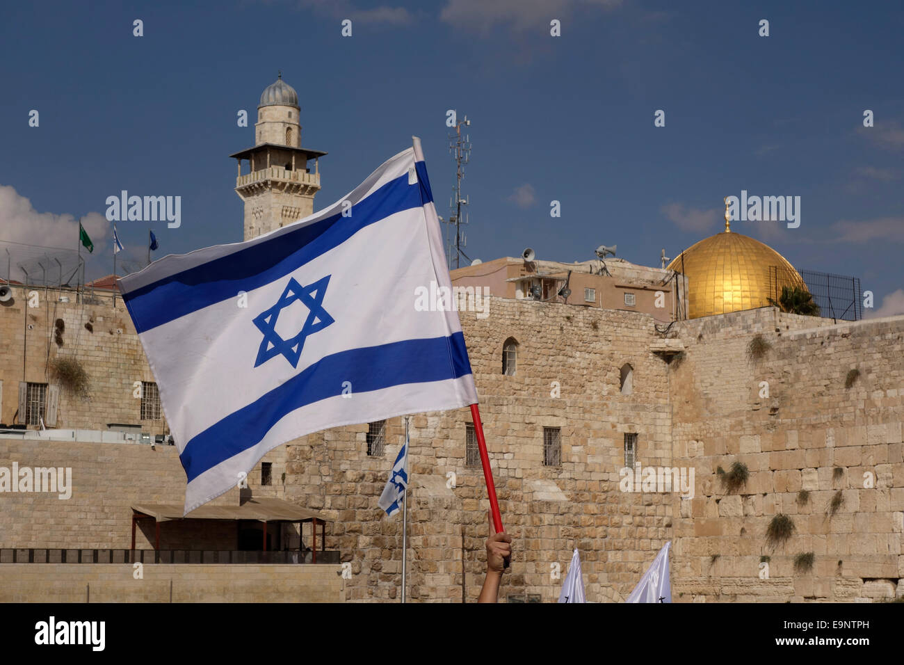 La bandiera israeliana con vista della cupola della roccia Nel Monte del Tempio conosciuto ai Musulmani come l'Haram Esh-Sharif nella città vecchia est Gerusalemme Israele Foto Stock