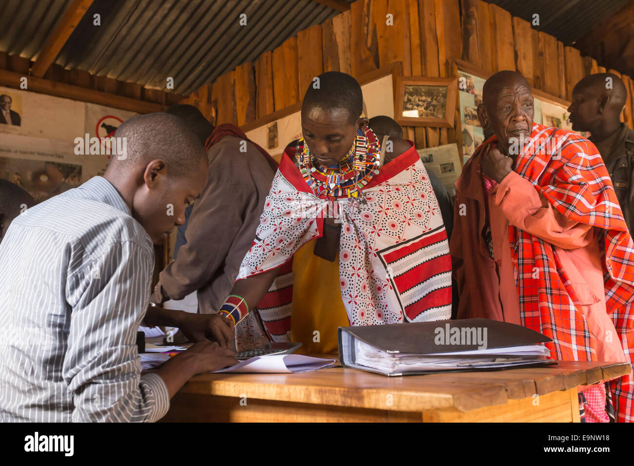 Maasai che rivendicano il pagamento presso il predatore del fondo di compensazione di giorno di paga, Gruppo Mbirikani Ranch, Amboseli-Tsavo eco-sistema, Kenya, Afri Foto Stock