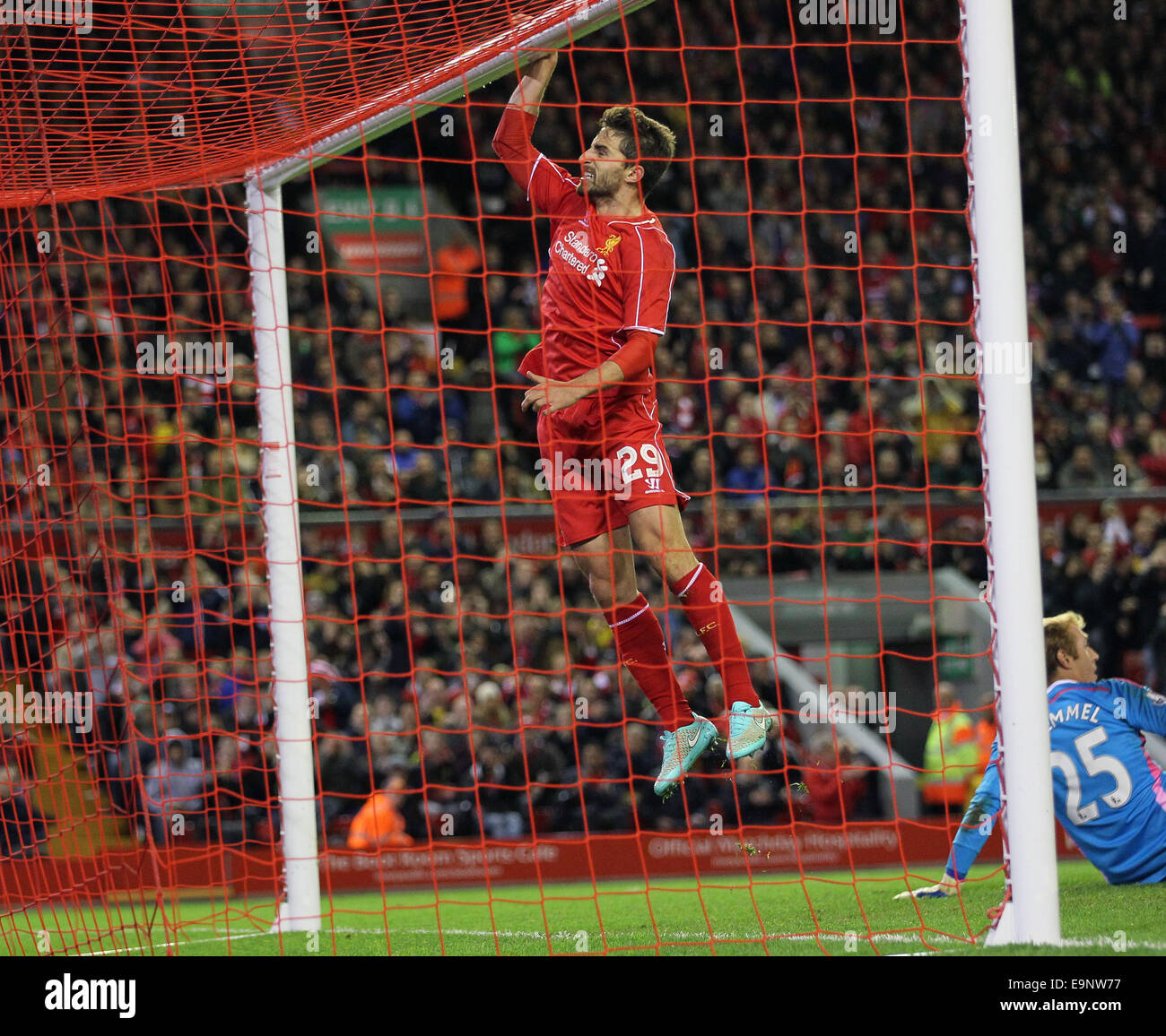 Londra, Regno Unito. 28 ott 2014. Liverpool Borini Fabio mostra la sua frustrazione da appendere dalla traversa.League Cup quarto round- Liverpool vs Swansea City - Anfield - Inghilterra - 28 Ottobre 2014 - Picture David Klein/Sportimage. © csm/Alamy Live News Foto Stock