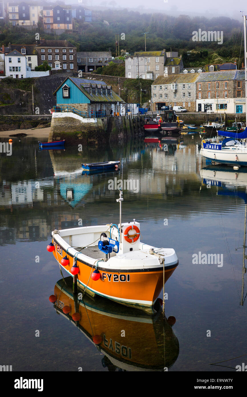 Nebbiosa mattina autunnale in Mevagissey in Cornwall Regno Unito Foto Stock