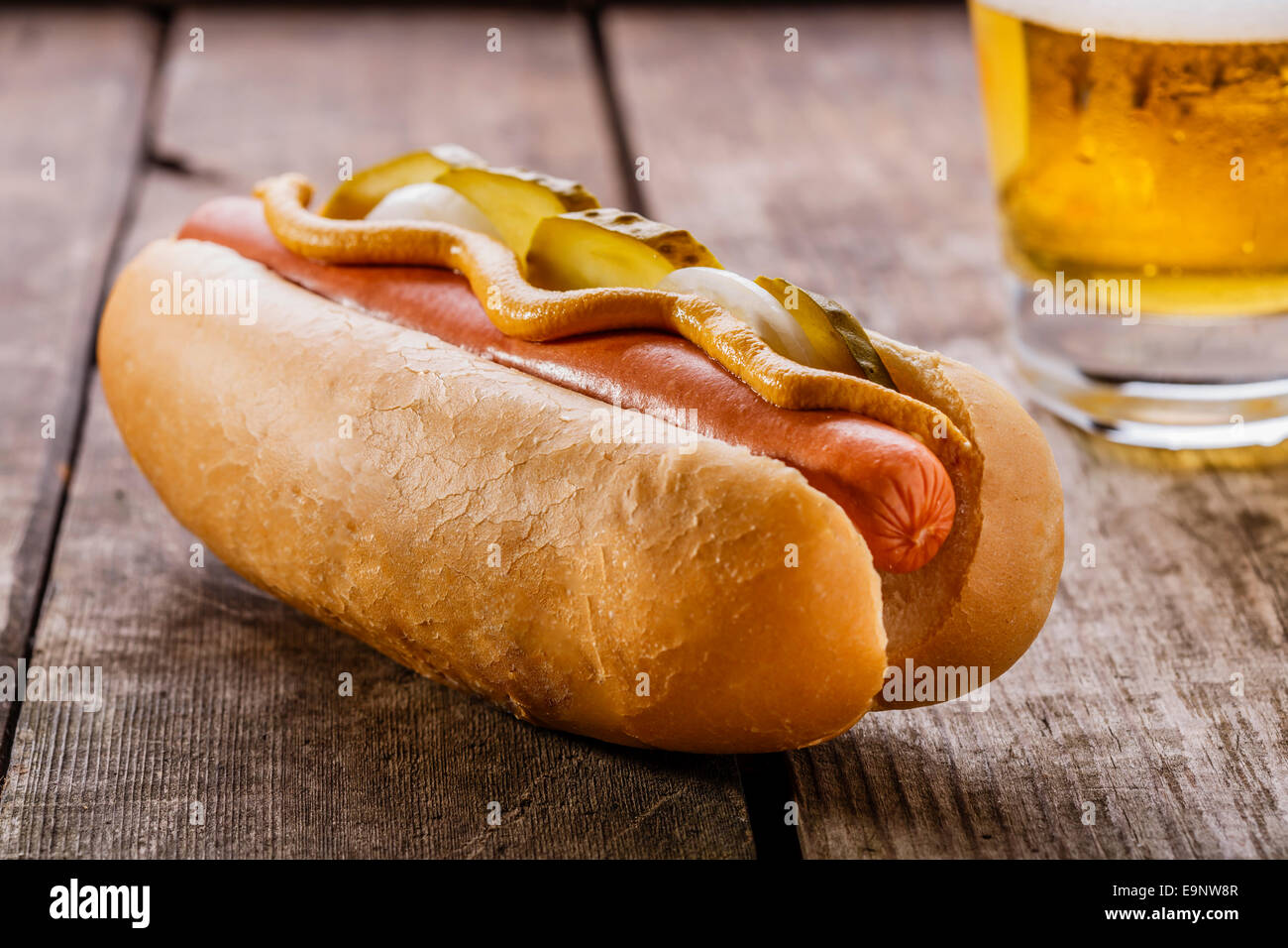 Hot Dog con senape, sottaceti e cipolle Foto Stock