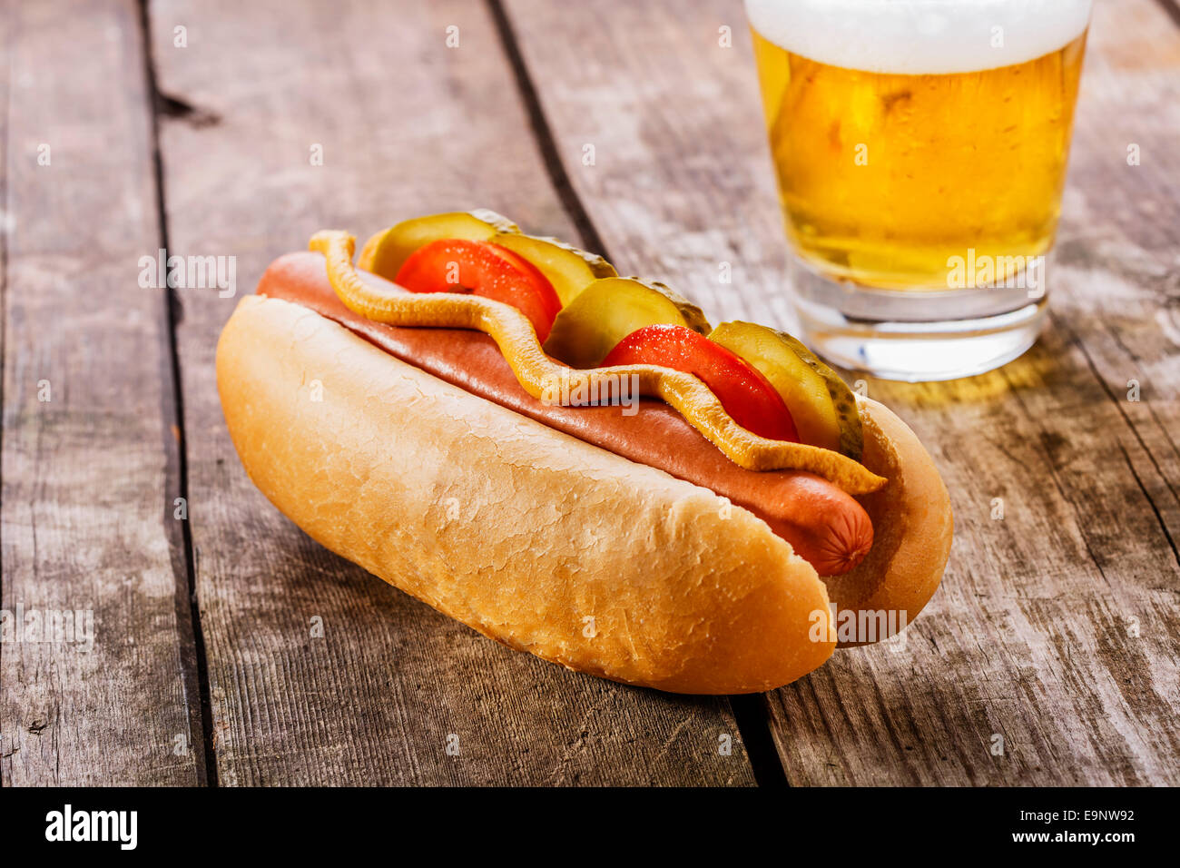 Hot Dog con senape, sottaceti e pomodori Foto Stock