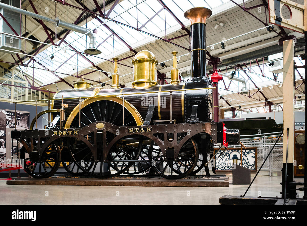 Replica della North Star uno di Brunel le prime locomotive ferroviarie Foto Stock