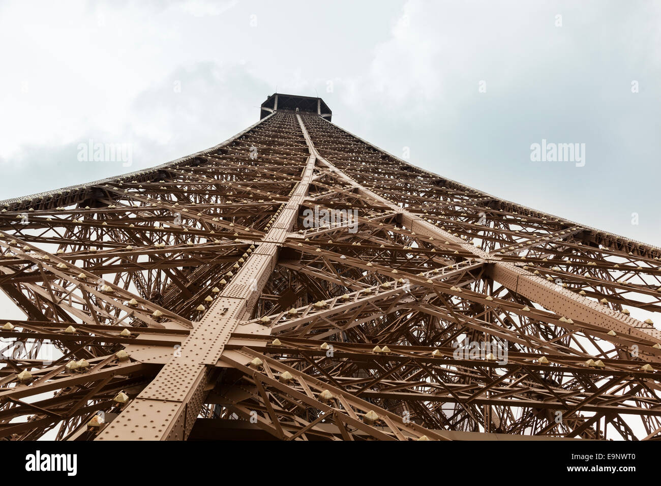 Dettaglio dal fondo della Tour Eiffel di Parigi. Foto Stock