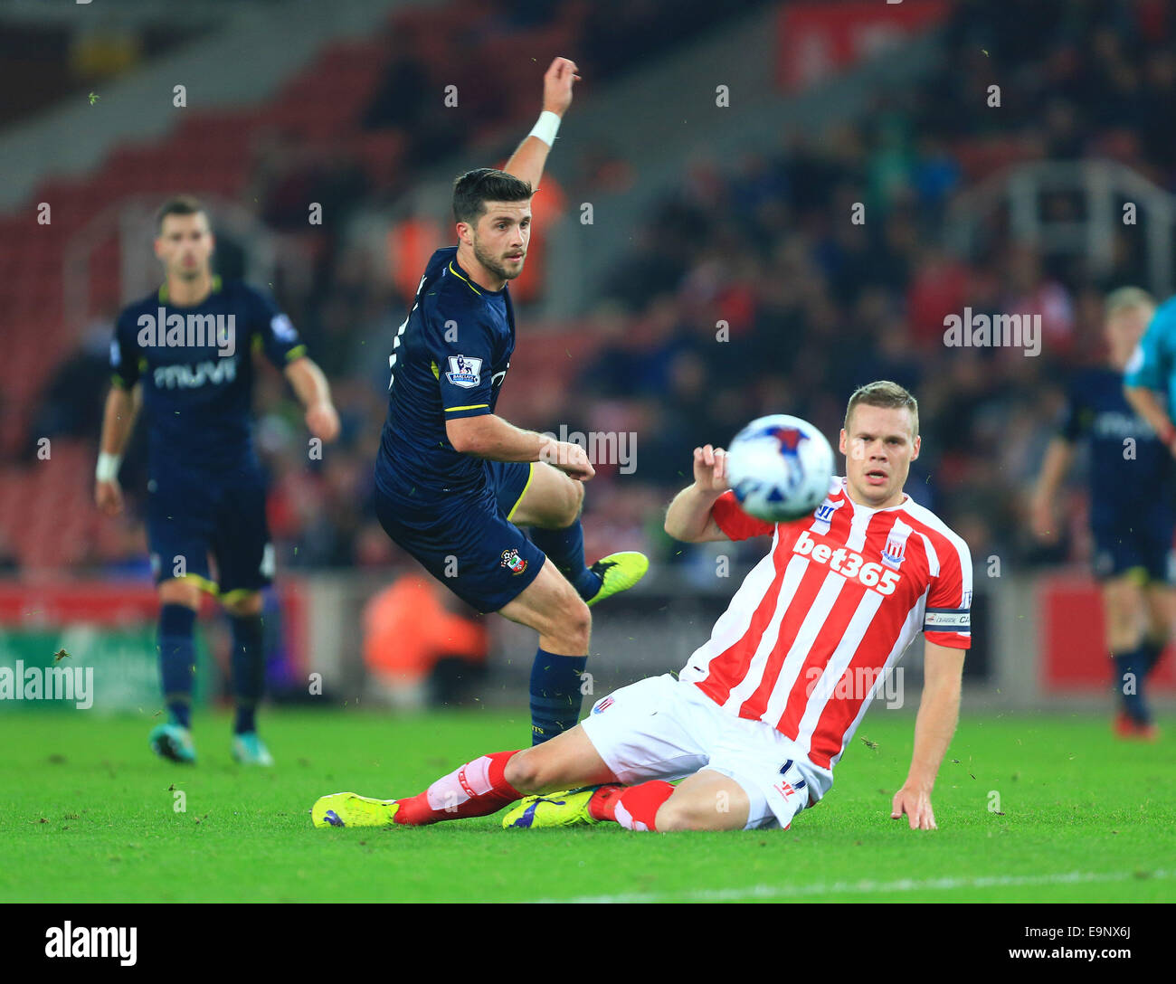 Stoke, UK. 29 ott 2014. Southampton Shane lunghi scioperi a obiettivo passato Stoke's Ryan Shawcross - Stoke City vs. Southampton - Capital One League Cup - Britannia Stadium - Stoke - 29/10/2014 Pic Philip Oldham/Sportimage. © csm/Alamy Live News Foto Stock