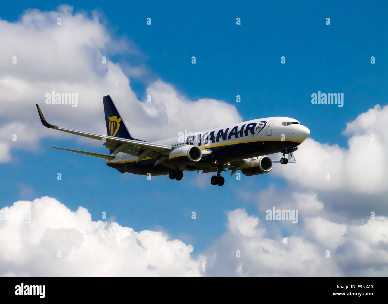 Ryanair Boeing 737-800 sbarco all'Aeroporto Internazionale di Manchester. Foto Stock