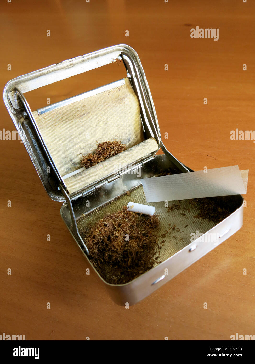 Il tabacco per sigarette dispositivo di laminazione Foto stock - Alamy
